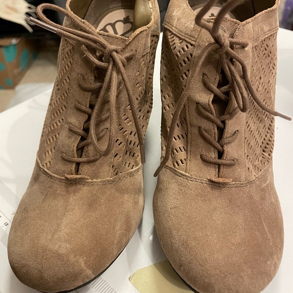 Fergalicious Tan Suede Lace-Up Booties 9.5 - Picture 1 of 4